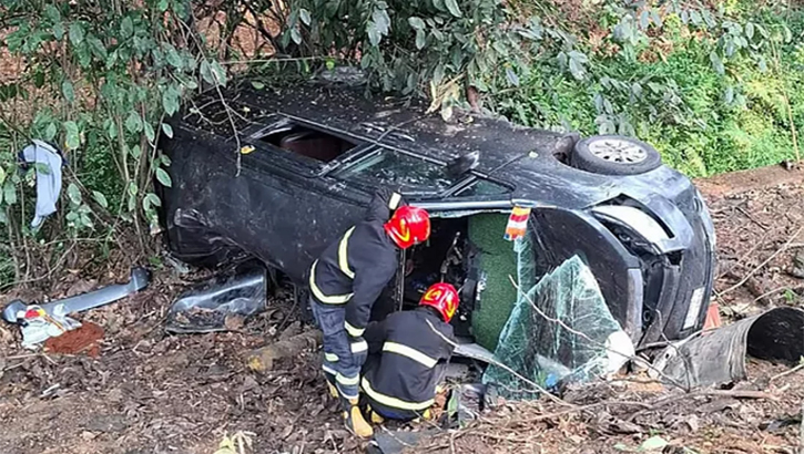 লোহাগাড়ায় মাইক্রোবাস খাদে পড়ে ৩ জন নিহত